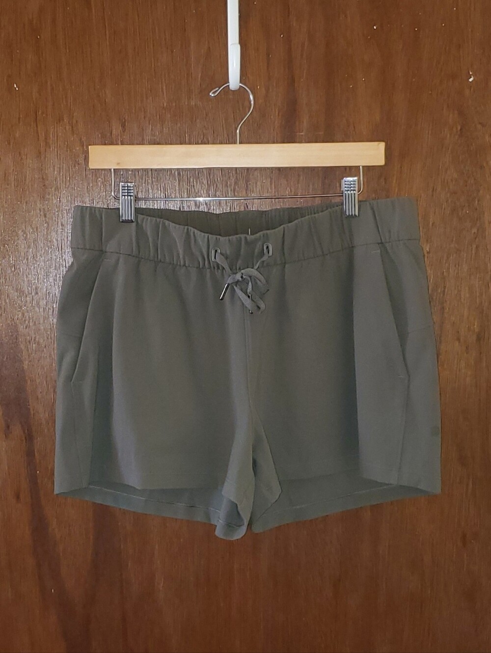 Lululemon Athletica On The Fly Olive Drawstring Performance Shorts Sz 10 EUC